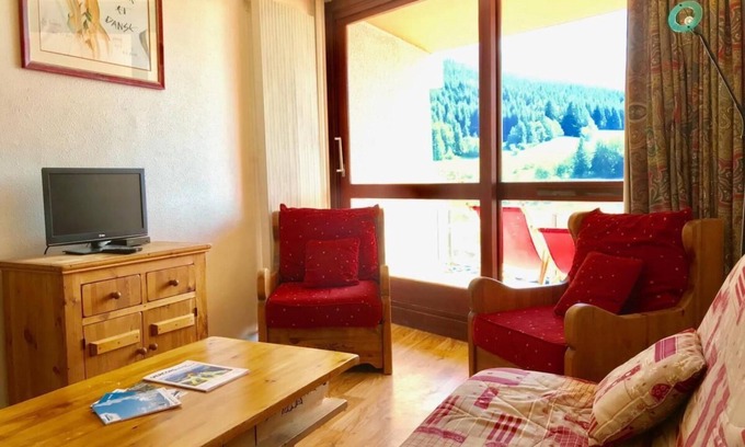 Villard-de-Lans Apartment | Ski-in/ski-out & foot of the slopes, 3rd floor, view ski slopes, balcony, parking, 64m²