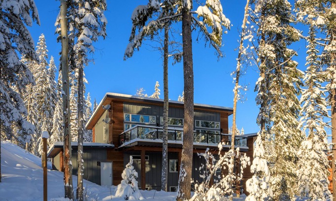 Golden House | SKI-IN/SKI-OUT. Just built, 4 bedroom, 3.5 bathroom modern Town home, sleeps 12