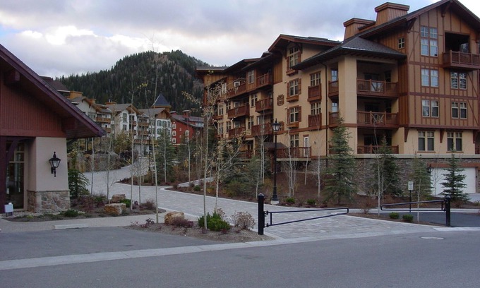 Salt Lake Mountain Resorts Condo | Ski-In/Ski-Out Mountain View Condo with Vaulted Ceilings