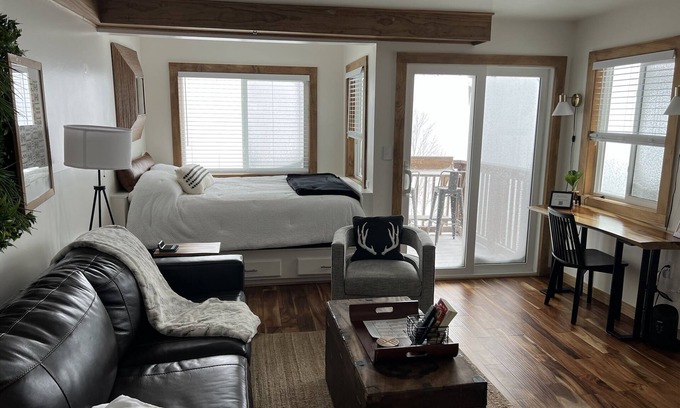 Sugar Mountain Condo | Ski-In Ski-Out on Omas Meadow