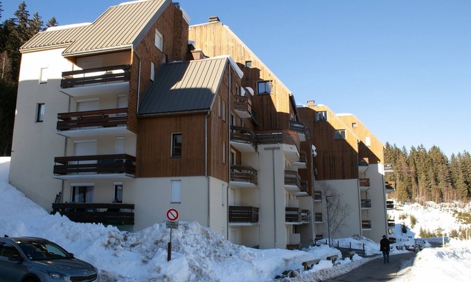 Le Pleynet Apartment | Ski in, ski out studio for 4 in the 7 Laux ski resort