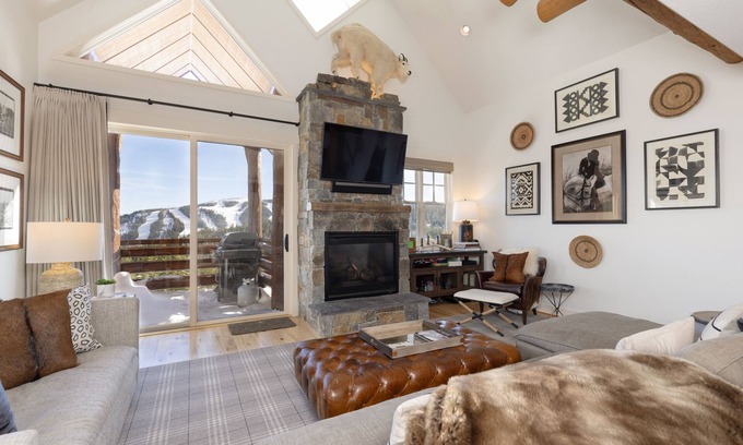 Saddle Ridge House | Ski-in/Ski-out w/Private Hot Tub in Moonlight Basin| Saddle Ridge - Mountain Modern Chalet