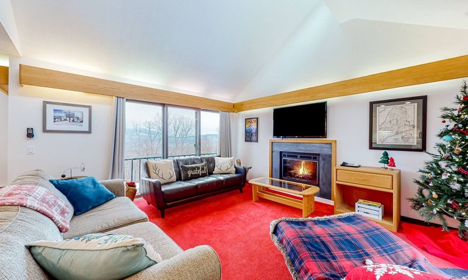 Carrabassett Valley House | Ski-in/ski-out mountainside townhouse w/fireplace, fast WiFi, washer/dryer