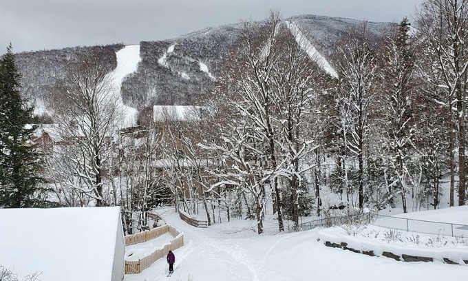 Warren Condo | Ski-on/Off, Slope Views, Mountainside Top Floor, Vaulted Ceilings, Gas Fireplace