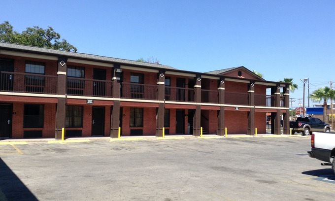 Western Division Hotel | Sky-Palace Inn & Suites Laredo