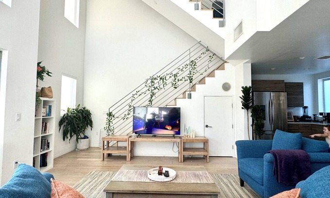 Mid-Wilshire House | Skydeck MidWilshire Modern Townhome with Garage, Rooftop Patio, and Loft Office