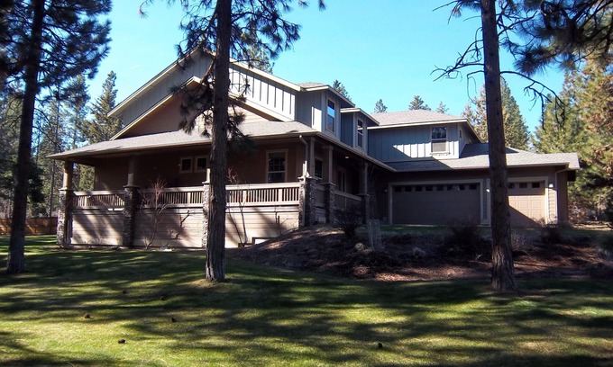 Bend Cabin | Skyline Lodge, Gorgeous Setting, Walk to Downtown!