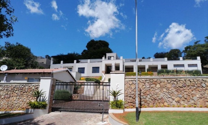 Northcliff Cottage | SkyView, a spacious modern cottage.