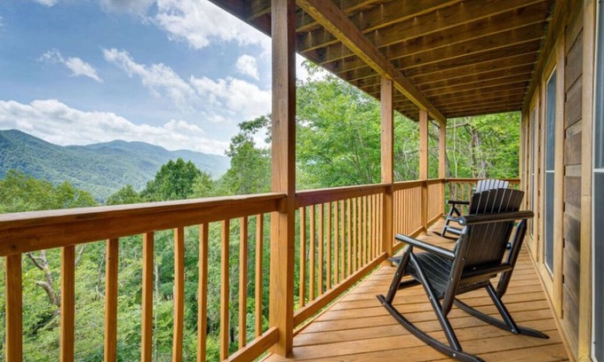 Robbinsville Cabin | Skyview Retreat, BEST Views! Entire cabin in Robbinsville, North Carolina