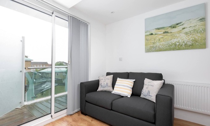 Grange Apartment | Skyvillion 2bed Enfield Flat W balcony - Parking