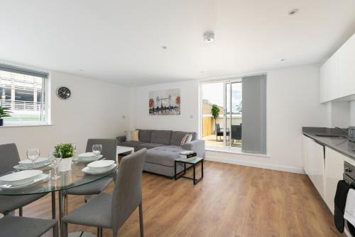Grange Apartment | Skyvillion - 4 Bed Luxury Apartment with Balcony & Parking