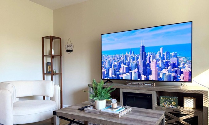 Des Plaines Apartment | Sleek 1BR Getaway: Ideal Spot Near O'Hare!