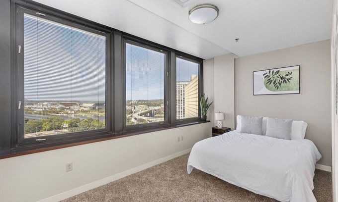 Downtown Pittsburgh Apartment | Sleek 2BR Downtown Retreat with Gym