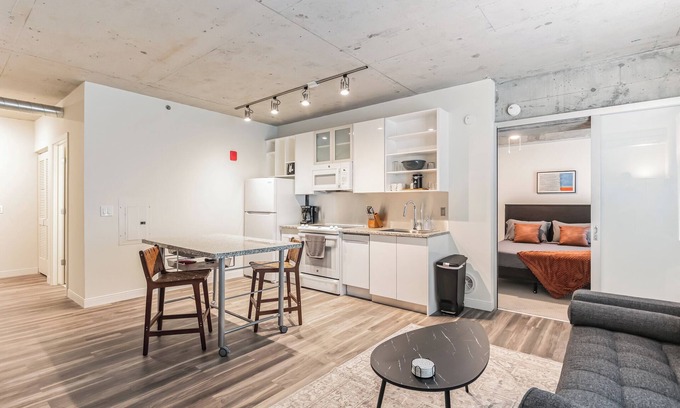 Downtown Cleveland Apartment | Sleek DT Cleveland Apt at City Club