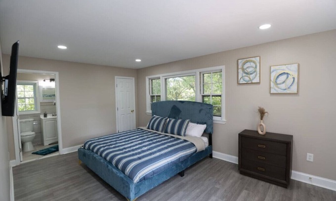 Dumbarton House | Sleek & Luxe Escape: A Haven for Your Staycation!