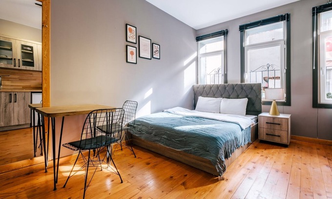 Fatih Apartment | Sleek Studio Flat Close to Kennedy Avenue in Fatih