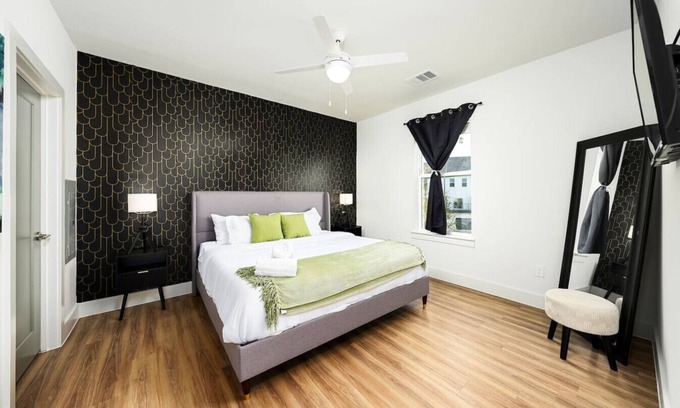 Pflugerville Apartment | Sleek & Stylish Apartment in Prime Location