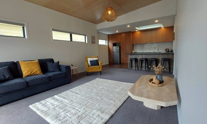 Saint Kilda House | Sleek Suite by the Sand (2-bedroom)