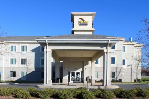 Evergreen Hotel | Sleep Inn & Suites near Liberty Place I-65