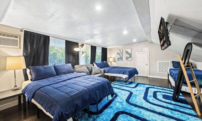 Denver Heights House | Sleeps 12 7 min to riverwalk