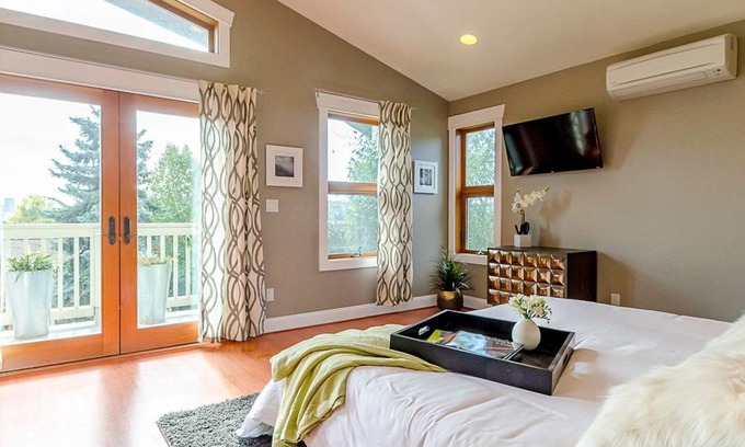Wallingford House | Sleeps 16! Luxurious 6BR Seattle Home, Epic Views!