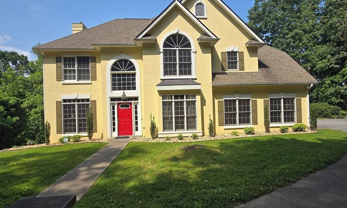 Hendersonville House | Sleeps 16+! VIEWS forever, Large Executive Home, Fast Wi-Fi, Hot Tub & Fire Pit