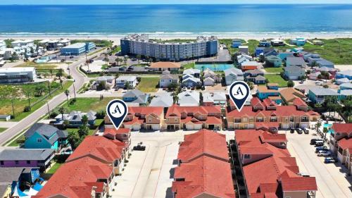 Port Aransas House | Sleeps 23 2 Beachside Homes Resort Pool Walk to the Beach Balcony Yard