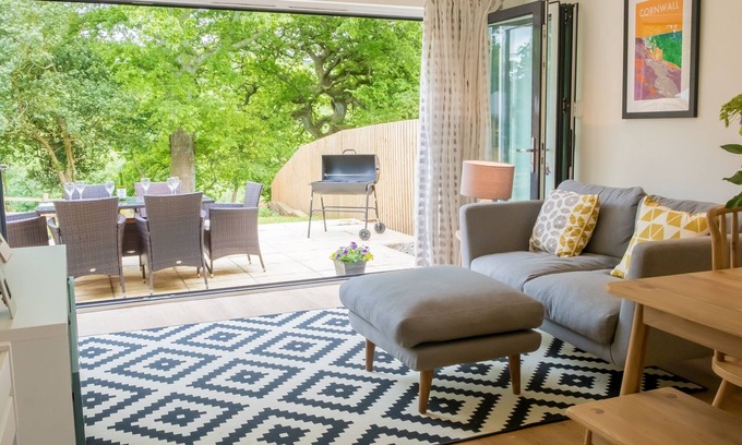 Truro House | Sleeps 6 in 3 Bedrooms, riverside walk into Truro & easy drive to beaches.