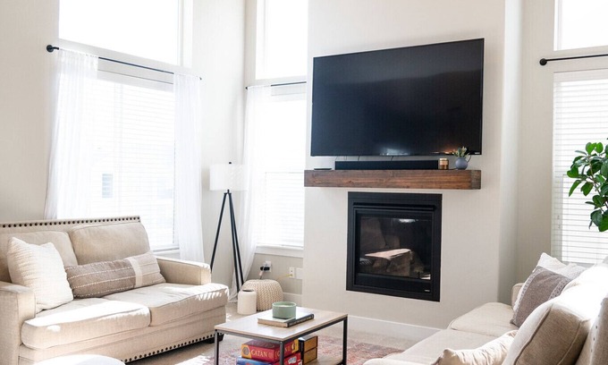 Herriman House | ⭐️Sleeps 7⭐️ Pool and workout room access⭐️