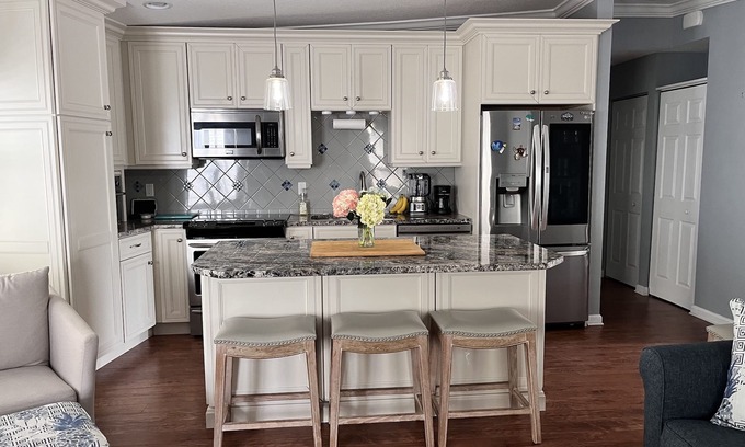 Nettles Island House | Sleeps 7 - Price Includes Golf Cart & Cleaning Fee
