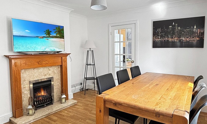 Grantham House | Sleeps 8 3bed house in central Grantham ideal for groups, families & contractors