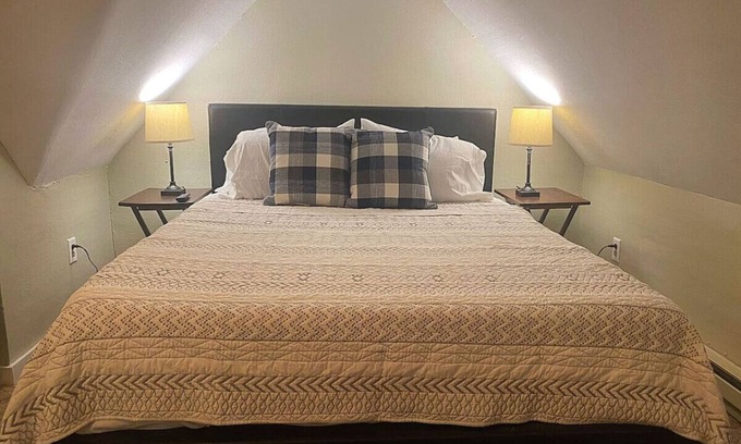 New Castle Condo | Sleeps 8! Cozy 2br Apartment in Triplex + WIFI!