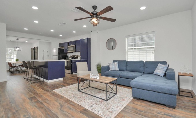 South Central Houston House | Sleeps 8 - Near Downtown - Free Parking