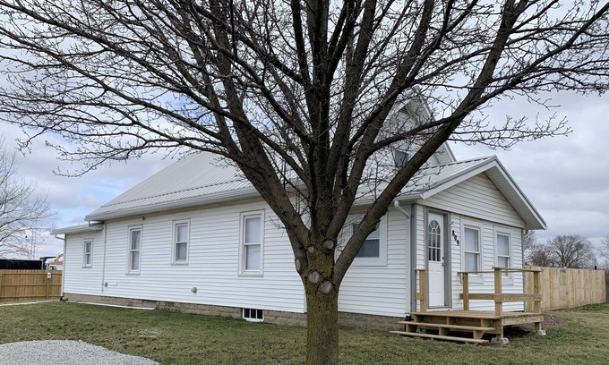 Columbia City House | Sleeps 8 People, 3 Bedroom 2 Bathroom House Columbia City