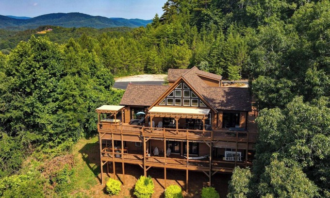 Helen Cabin | 🌄Sleeps up to 16 🌄 Pristine Mountain Views from Downtown Helen ⛰️