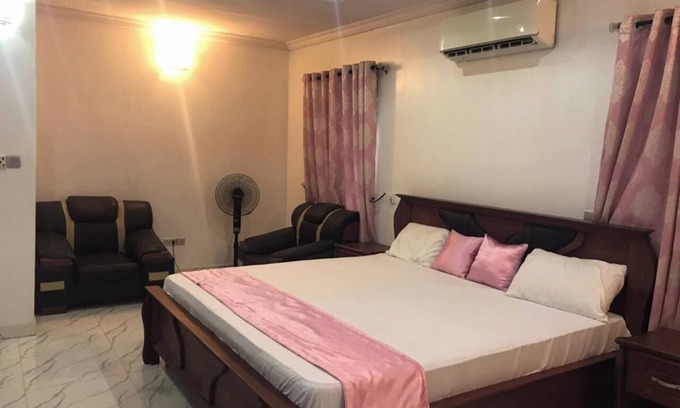 Ojodu House | Sleeps8-Parking-Jacuzzi-WiFi-AirCon