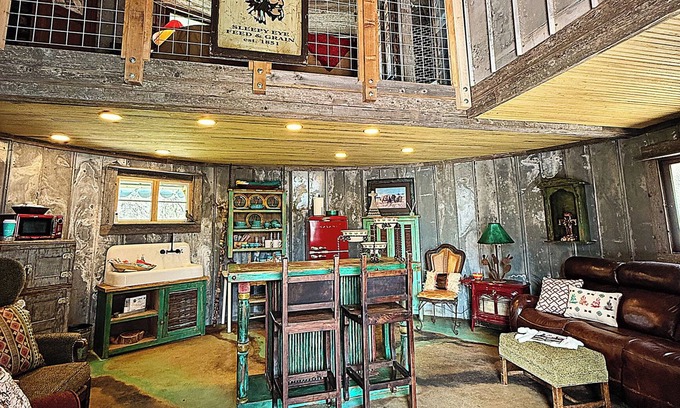 Hamilton House | Sleepy Eye Inn – Rustic Silo Retreat in the Heart of Hamilton, TX