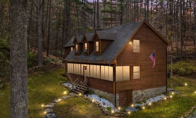 Luray Cabin | Sleepy Hollow 5BR Cabin - National Park, Hot Tub