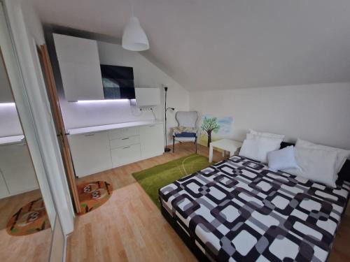 Prague 18 Apartment | Slunný byt v Praze Letňanech