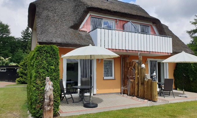 Wieck auf dem Darss Apartment | Small cozy vacation apartment with well-kept green property - Buhne I (ground floor)