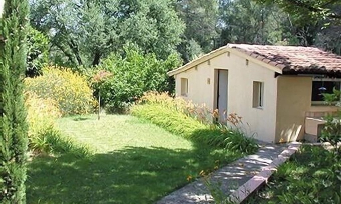 Fuveau Cottage | Small, quiet country house with pool, close to the golf