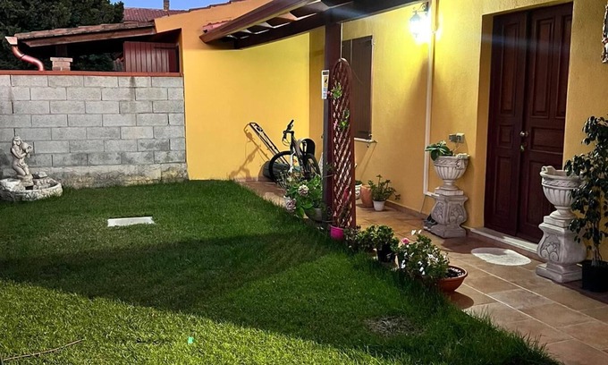 Capoterra House | Small villa with garden on three sides