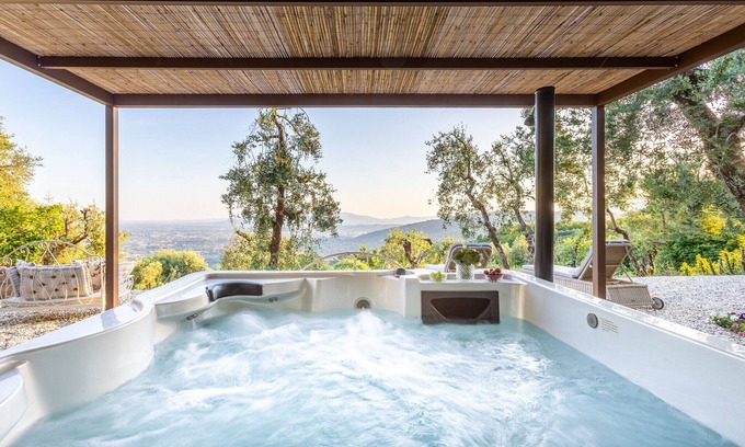 Margine Coperta-Traversagna Villa | Smart Panoramic Farmhouse Jacuzzi in Montecatini Alto