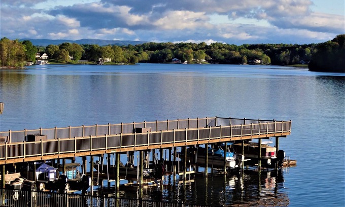 North Shore Condo | Smith Mountain Lake Condo with Main Channel Views