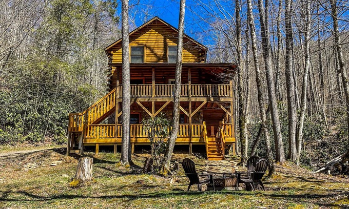 Cranberry Falls Cabin | Smoky Mtn Cabin Wrapped in woods w/Whispering Creek, Minutes from BRP