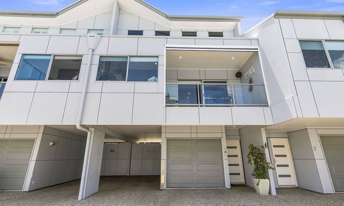 Bellara Apartment | Smooth Sailing