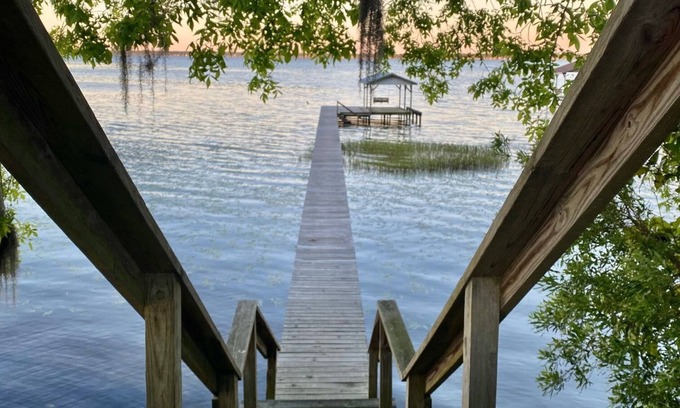 Lake Waccamaw House | Smooth Sailing on Beautiful Lake Waccamaw in NC.n