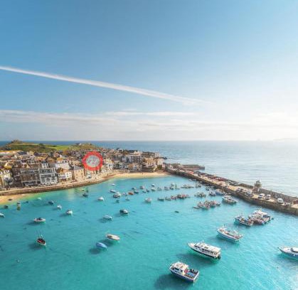 St Ives Apartment | SMUGGLERS HIDE or SMUGGLERS CABIN - EITHER a 2 Bedroom FISHERMANS COTTAGE with Childs Bunk and HARBOUR VIEWS - OR a ground floor private small CABIN ROOM - 10 Metres To Sea Front - Book Both for a 3 Bed House - 2023 GLOBAL REFURBISHMENT AWARD WINNER