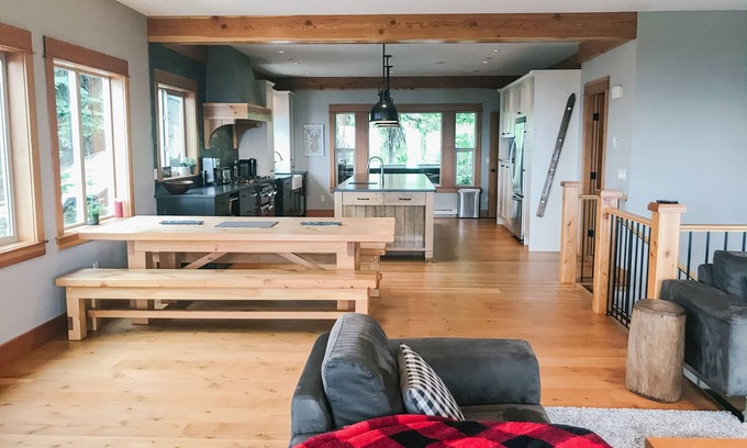 Silver Star Mountain Ski Chalet | Sno Regrets Chalet SilverStar Ski in/Ski out with Mountain View and a Hot Tub