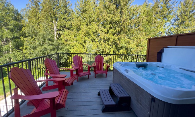 Revelstoke House | Snow Rodeo Escape. 3 floor Townhouse, 2 private patios, 7 person HOT TUB!